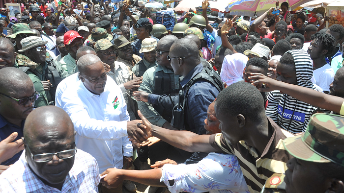  President Mahama interacting with traders at the Kaneshie Market. Picture:  EBOW HANSON